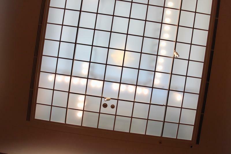 新しくなった天窓と照明。(c) Kasumi Abe