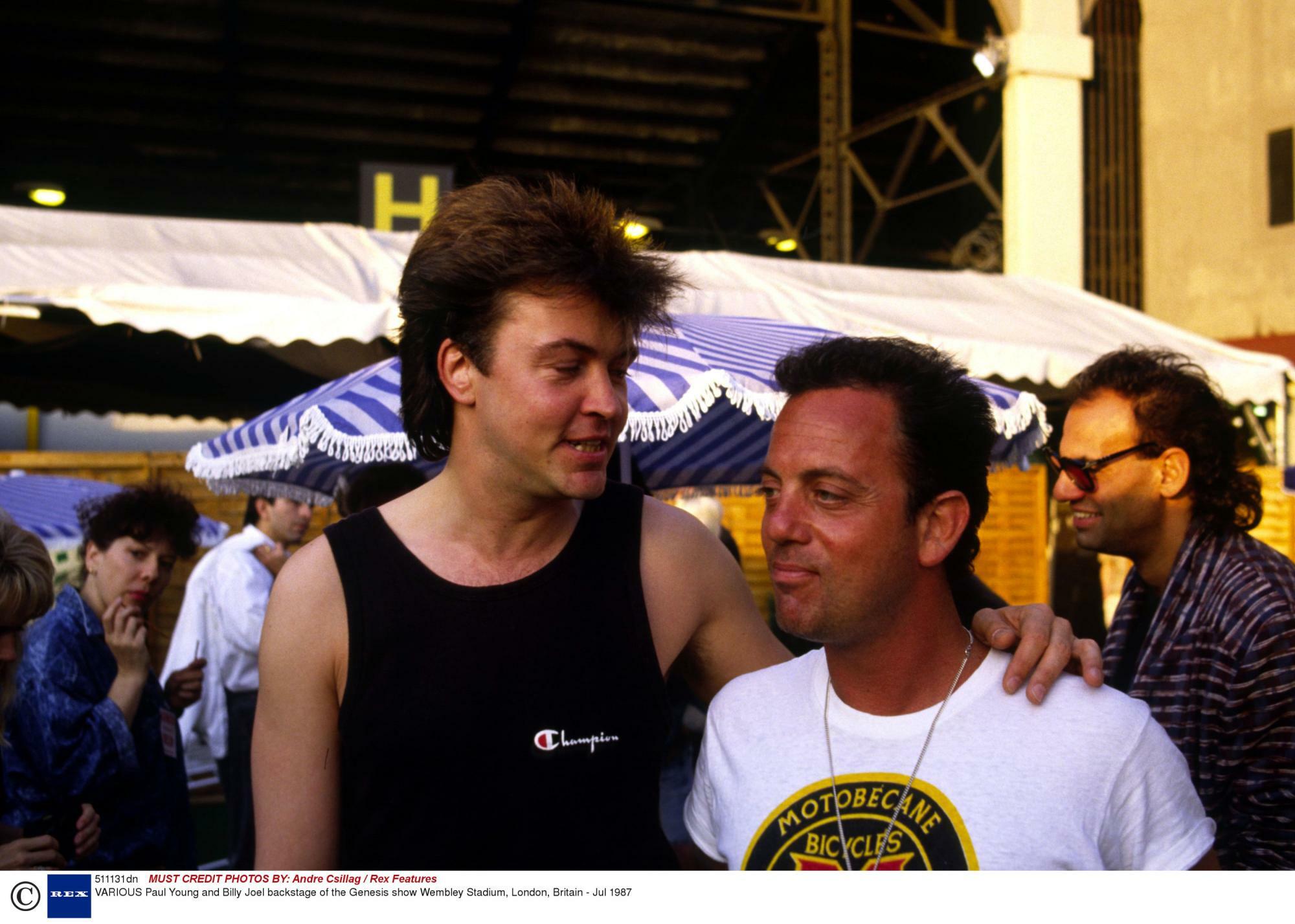 1987年、38歳の時のビリー（右）とポール・ヤング。ビリーは成功者だが、名声を手に入れたからこその苦労も多く、これまで鬱病やアルコール依存症とも闘ってきた人物でもある。