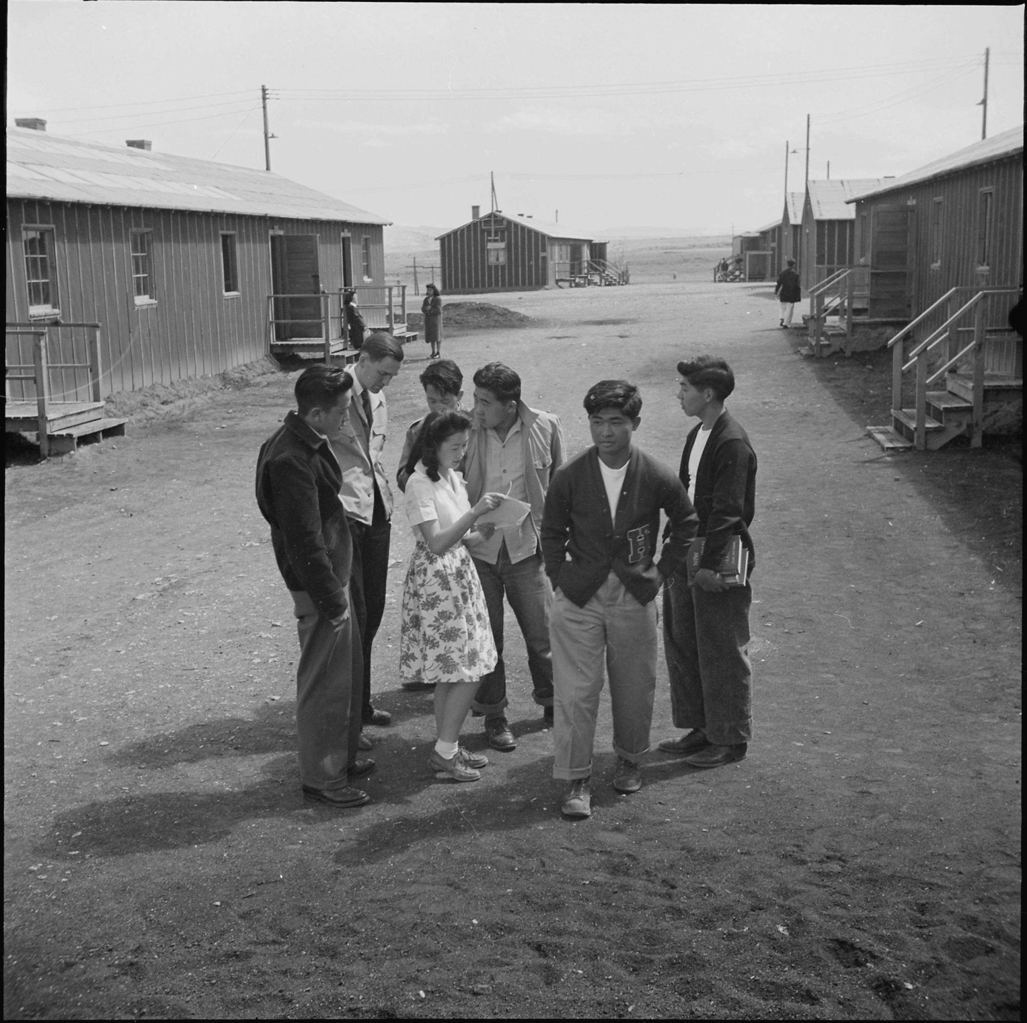 1943年6月、ワイオミング州ハートマウンテン強制収容所内の高校生たち。バラックと呼ばれる小屋の中が教室だった。出典:National Archives 