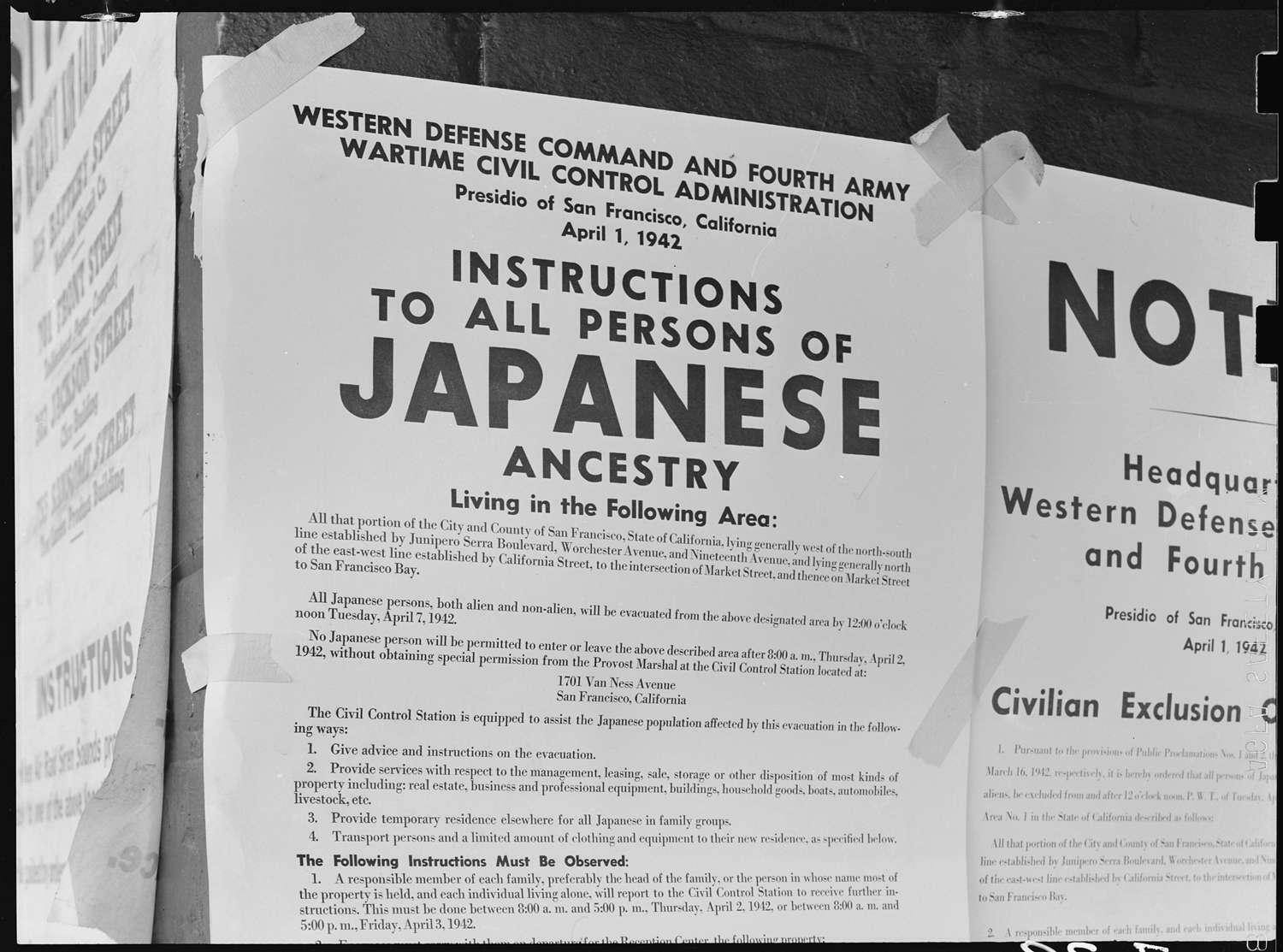 日系人を対象に、1942年4月7日正午が期限の「立ち退き命令」の掲示。同年4月11日、サンフランシスコにて。出典:National Archives 