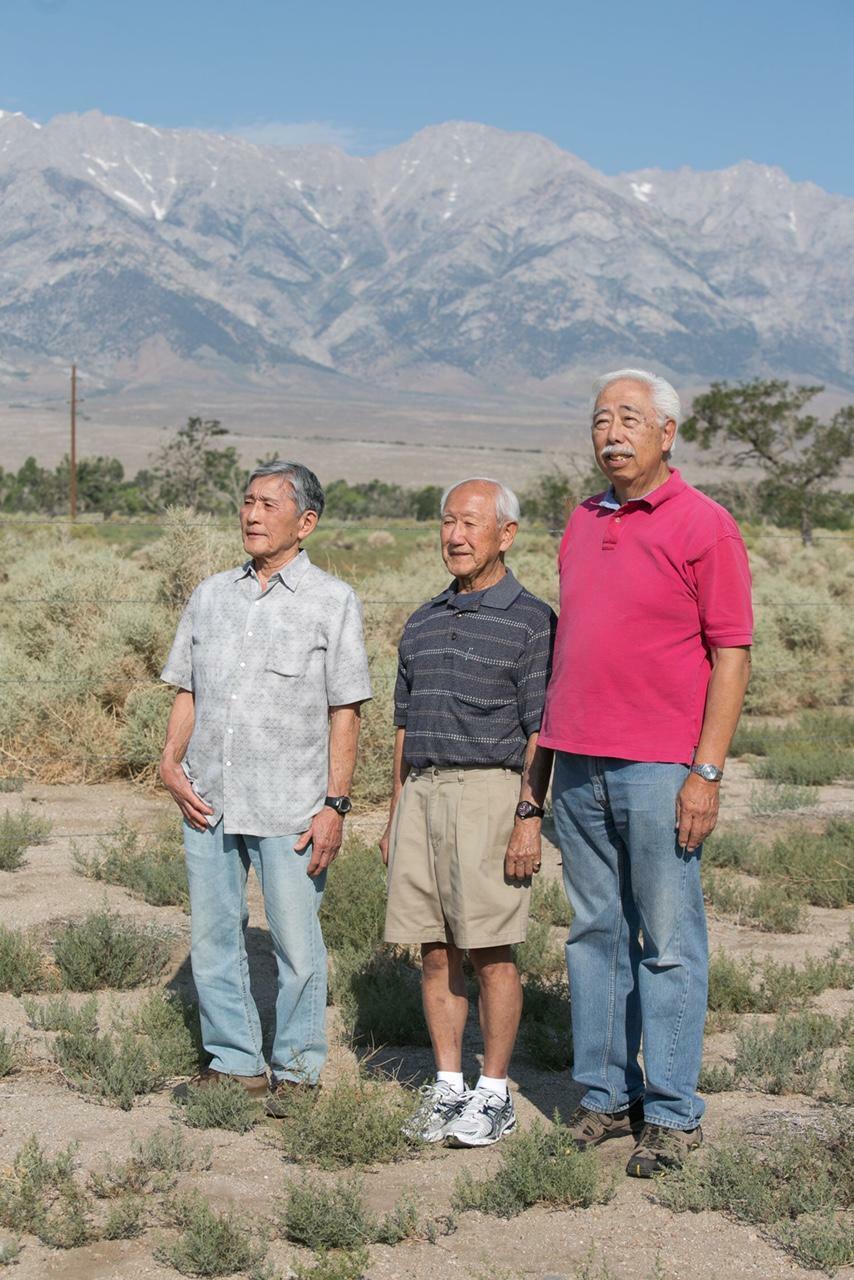 70年後に収容所跡地で再会を果たした3人。現在ここはマンザナー国立史跡（Manzanar National Historic Site）として国が管理、保存している。(c) Julie Mikos