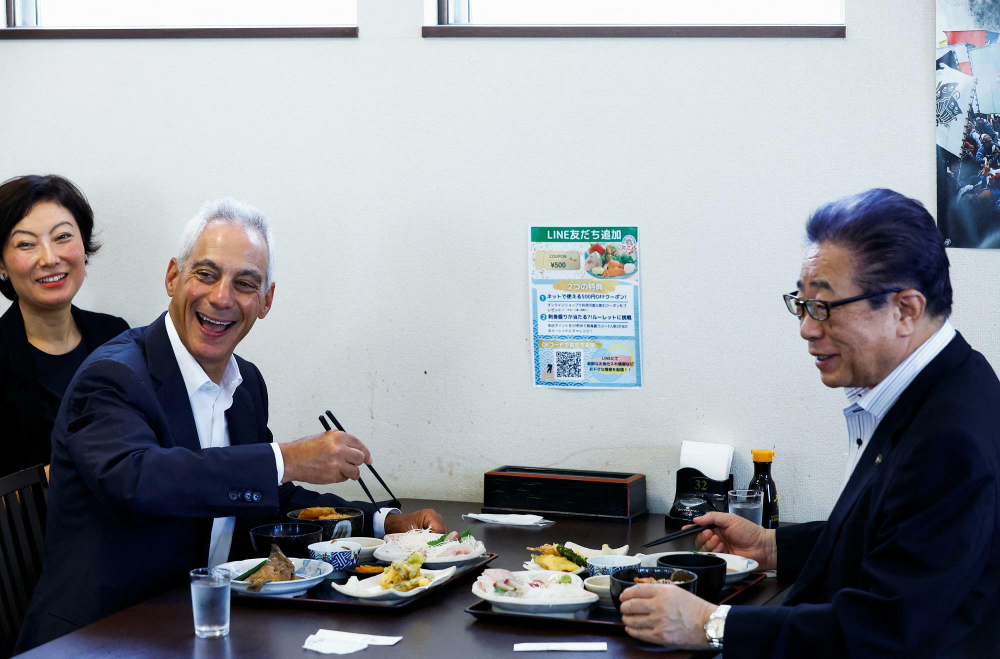 昨年8月31日、相馬市で昼食を取るエマニュエル駐日大使。右は相馬市の立谷秀清市長。