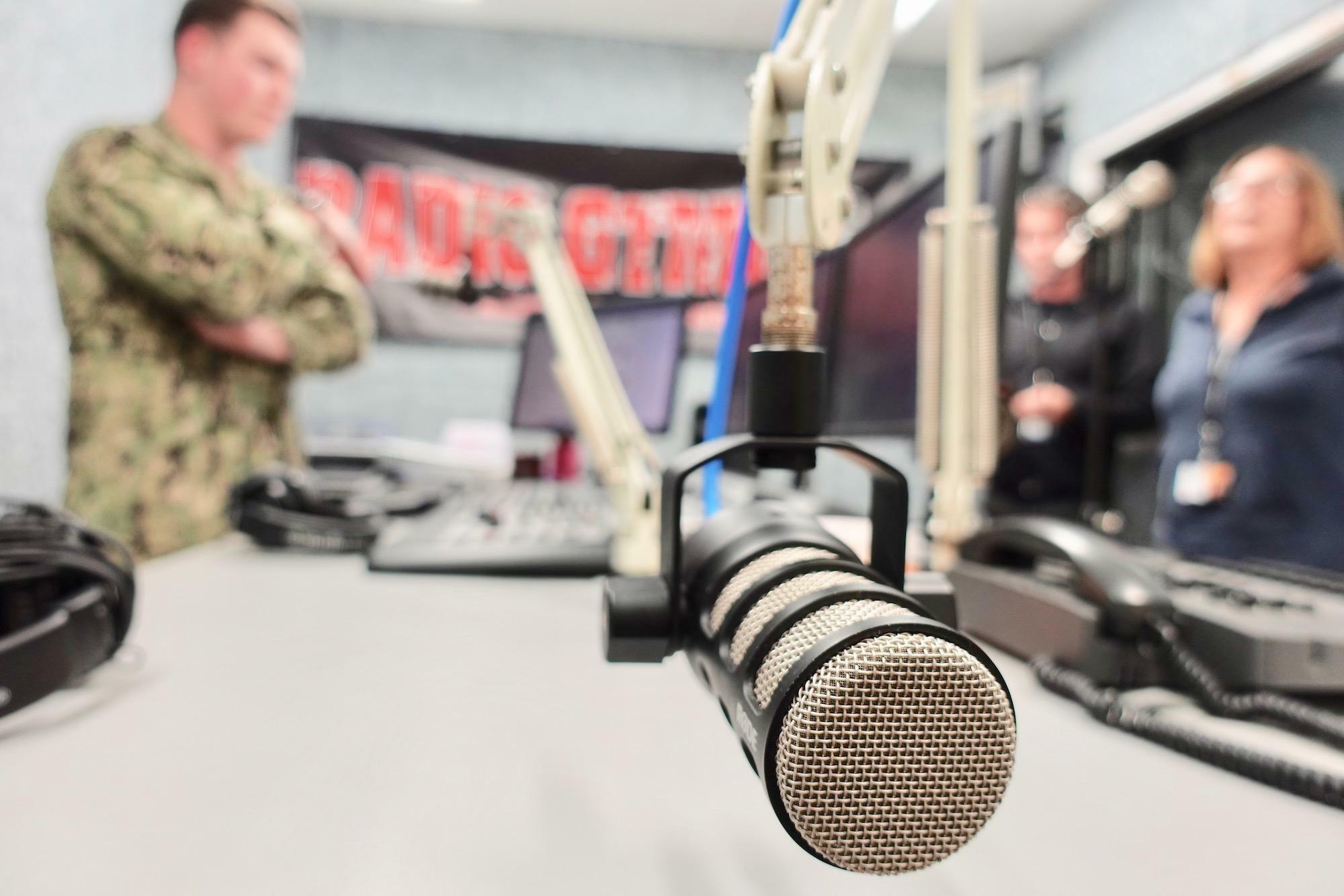 1940年設立の基地内のラジオ局、ラジオGTMO（ギットモ）。DJ担当の若い海軍兵士は「80年代の曲が好きでよくかける」と話した。Guantanamo bay, Cuba  ©Kasumi Abe