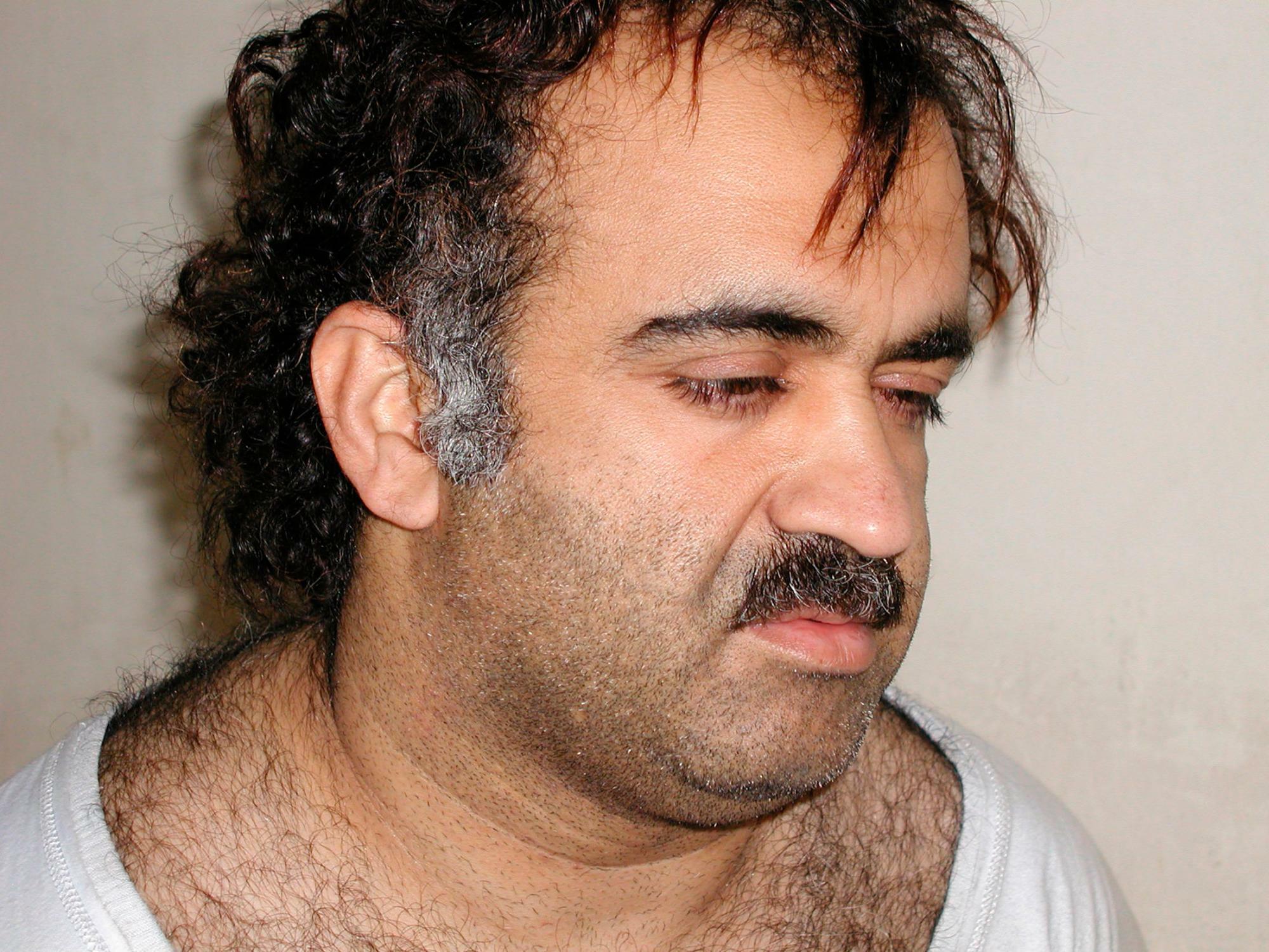 パキスタンで拘束当時（2003年）のふくよかだったモハメド被告。現在はやせ細りオレンジ色の髭がトレードマーク。パキスタン出身、4月14日で59歳になった。