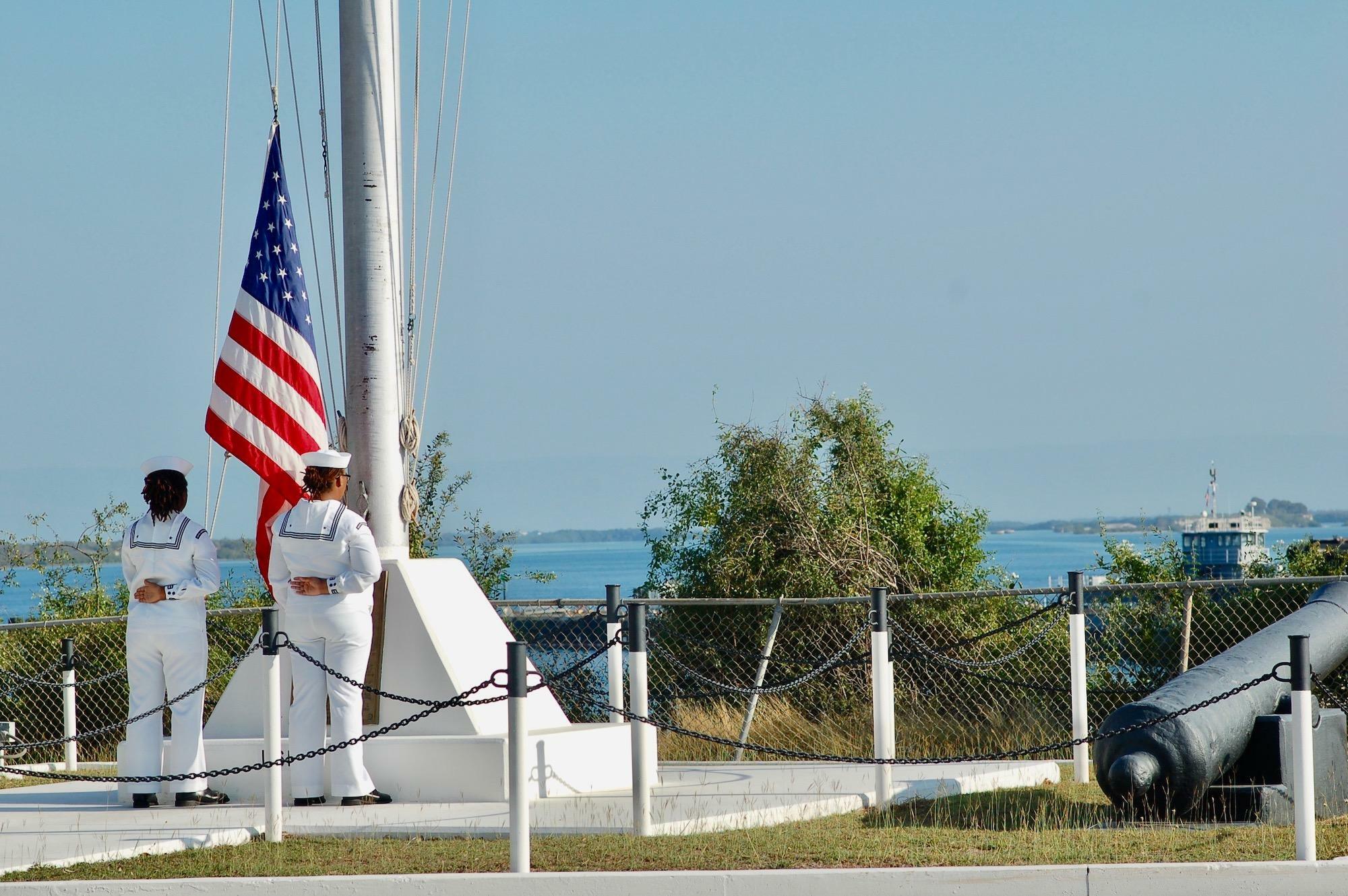キューバの果てにある小さなアメリカ。滞在中、グアンタナモ米軍基地で行われる「カラーズ」という国旗掲揚の儀式を見学させてもらった。Guantanamo bay, Cuba  ©Kasumi Abe