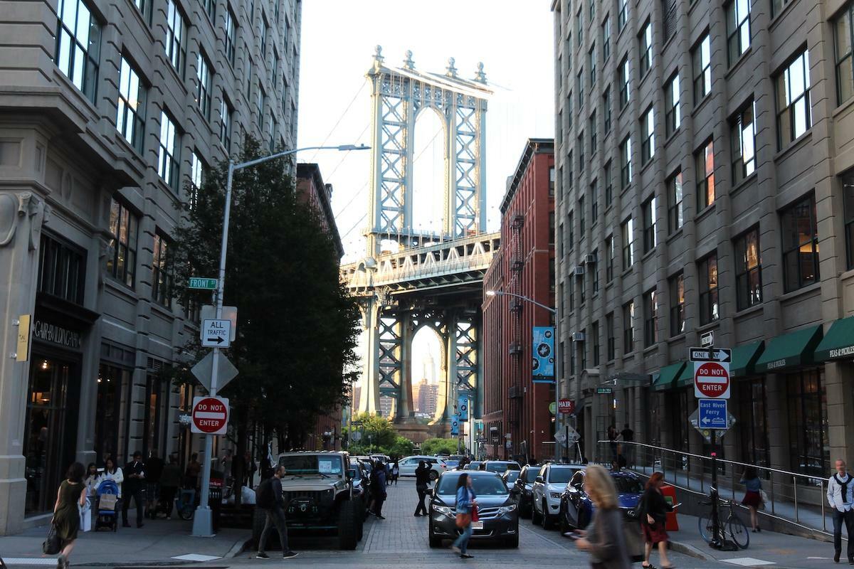 インスタ映えスポット。天気の良い日には橋の下にマンハッタンのアイコンビル、エンパイアステートビルを望む。© Kasumi Abe