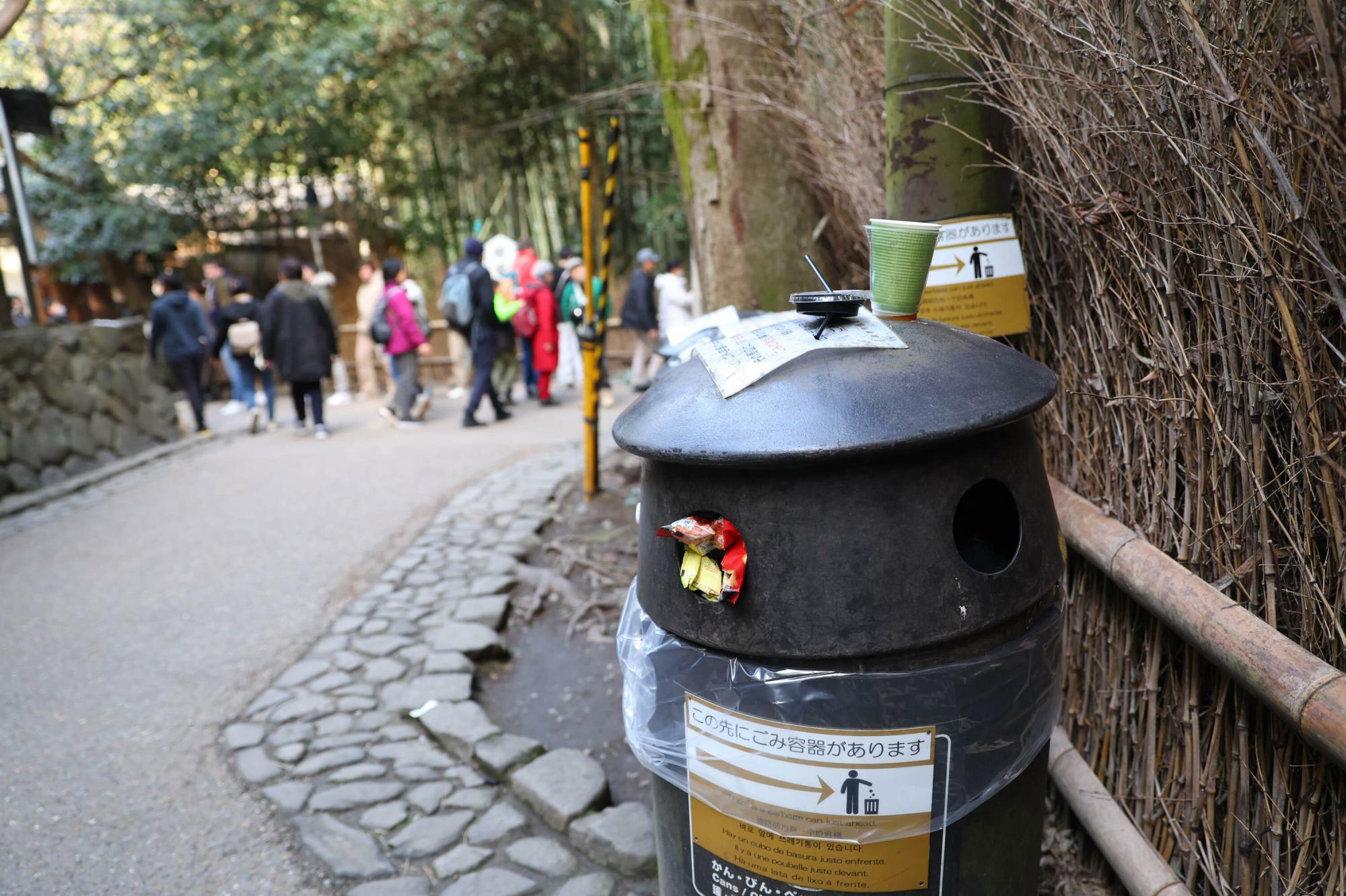 観光客で混雑する京都・嵐山。海外には「ゴミの持ち帰り」という概念がない。
