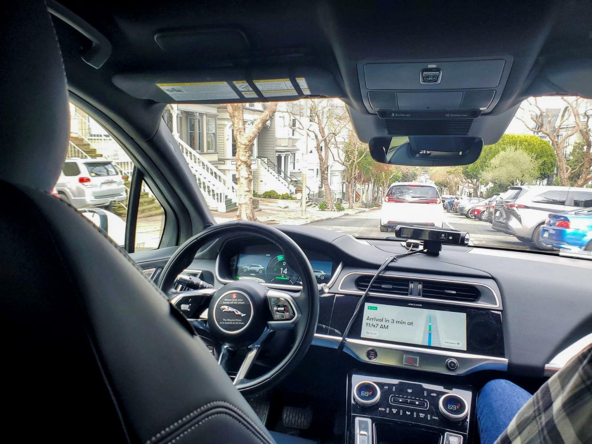 2022年12月9日、サンフランシスコで試乗中のWaymo（ウェイモ）のロボタクシー。