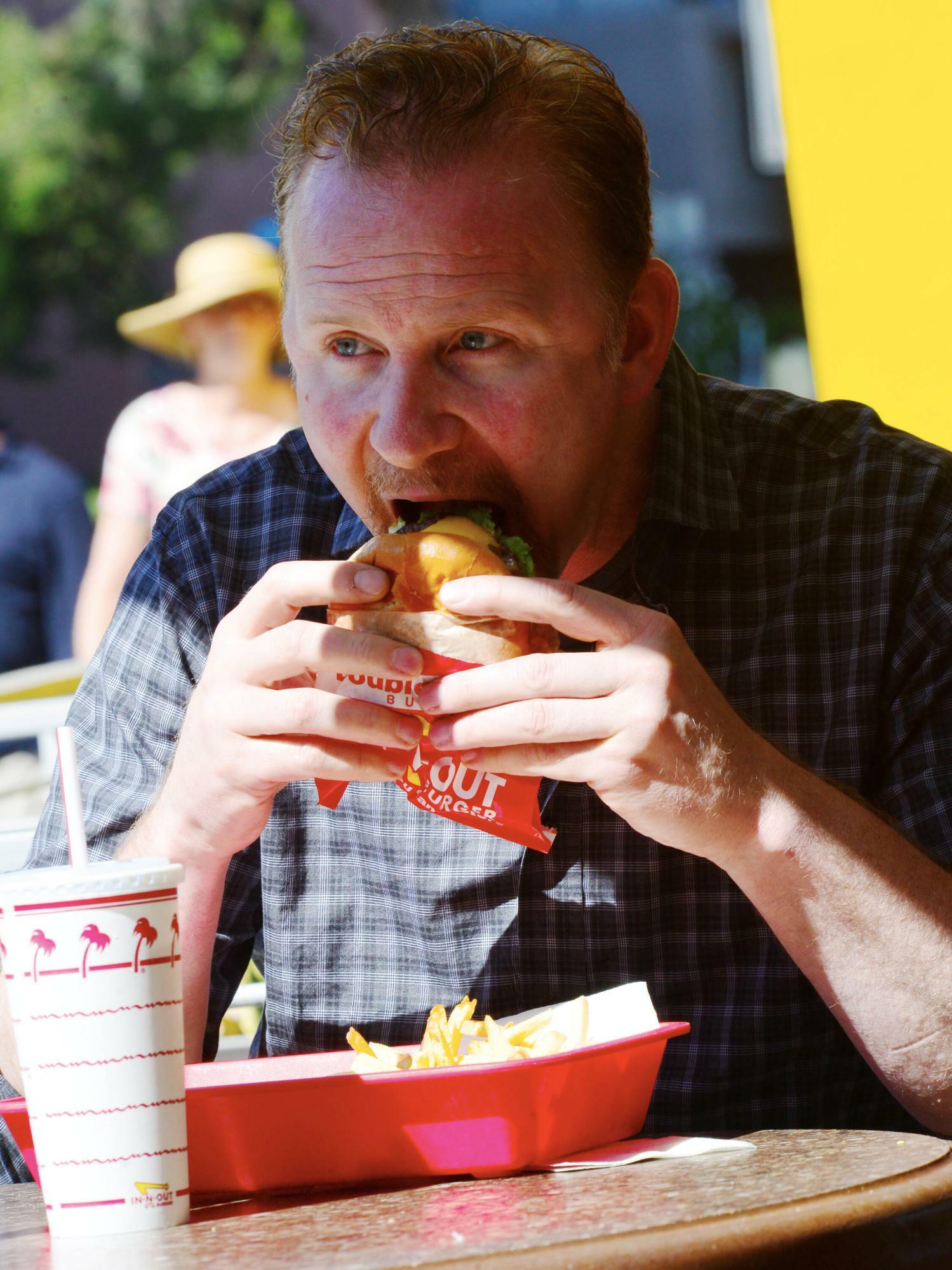 2013年10月、別の人気のファストフード店、イン・アンド・アウトでハンバーガーを頬張るスパーロック氏。