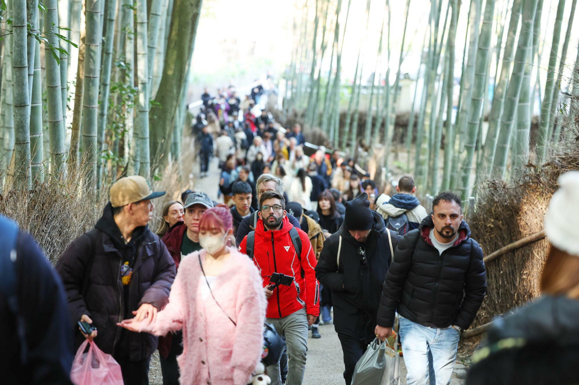 今年3月、観光客で混雑する京都・嵐山。