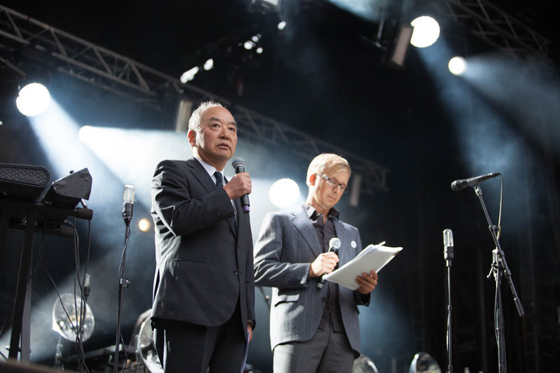 自身の被爆体験を語る藤森氏（左） Photo:Asaki Abumi