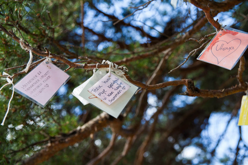 島の木々には犠牲者への思いが綴られたカードが Photo:Asaki Abumi