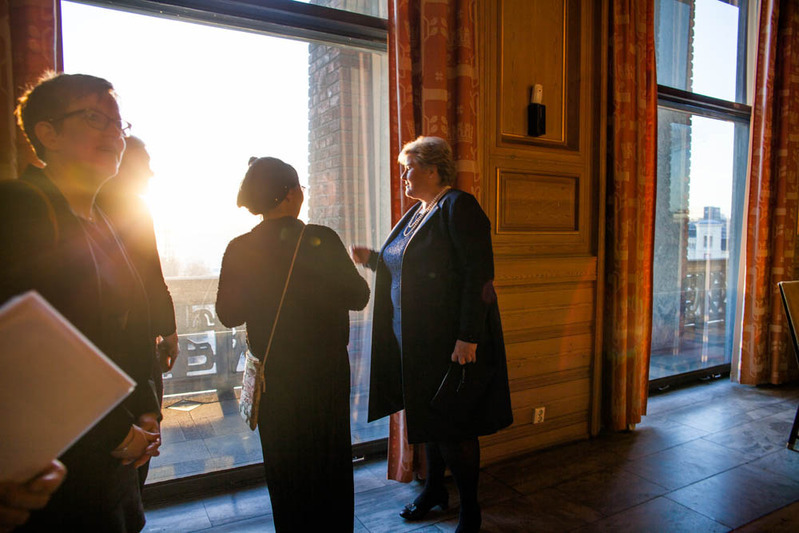 窓からオスロを紹介する首相。太陽が眩しかった　Photo:Asaki Abumi