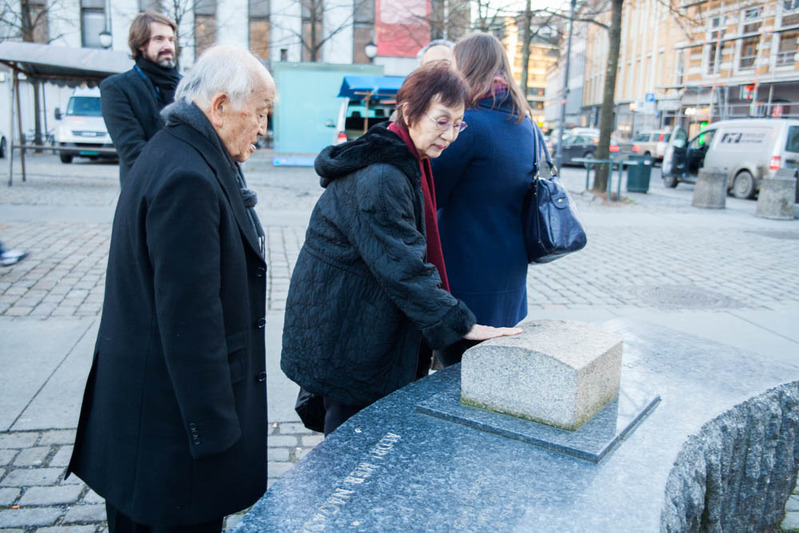 広島がオスロに寄贈した被爆石碑を見つめる2人 Photo:Asaki Abumi
