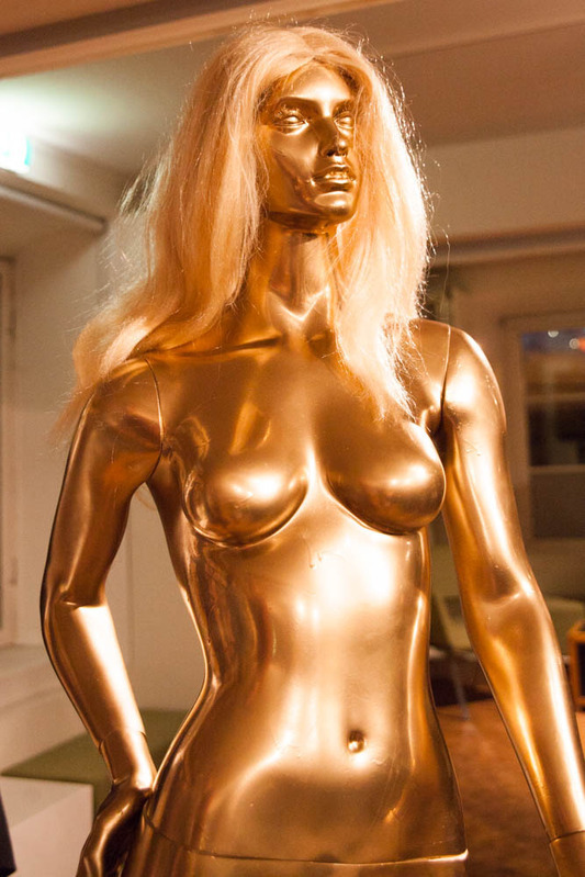 完璧な女性を理想化した金のバービー人形　Photo:Asaki Abumi