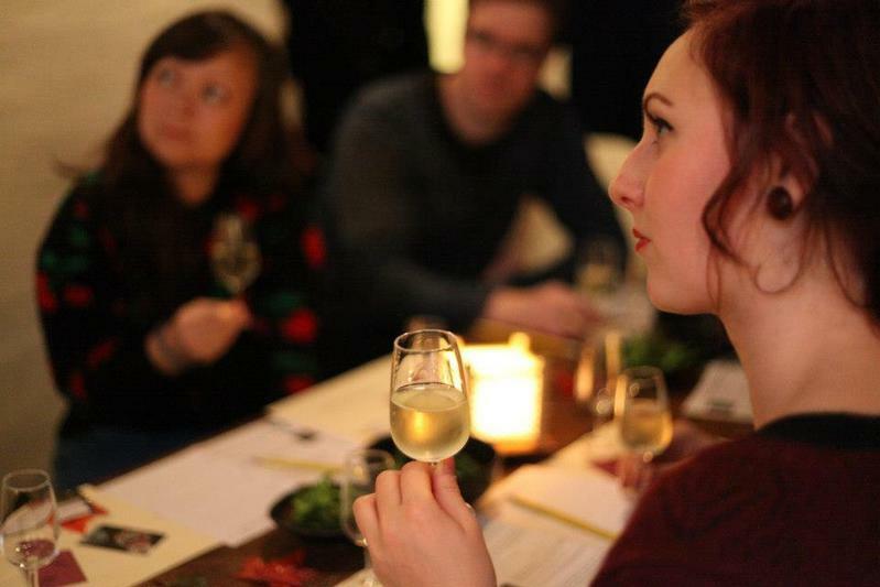 酒の勉強会には興味津々のノルウェー人が集まる Photo:Asaki Abumi