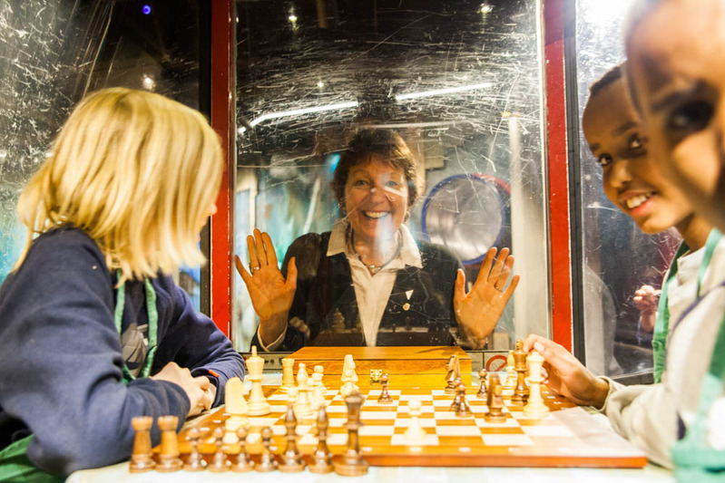 チェスをする子たちを応援するオスロ市長  Photo:Asaki Abumi
