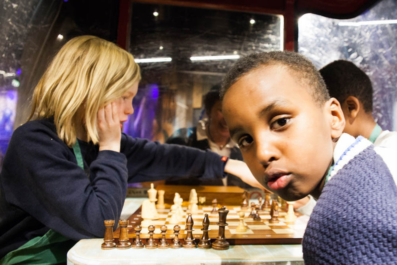 チェスに夢中になる男の子　Photo: Asaki Abumi