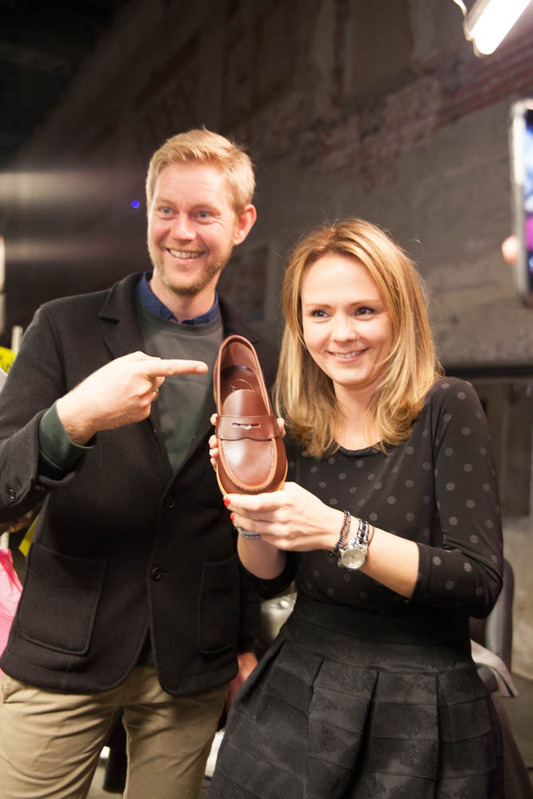 文化大臣（右）が持つ靴は「Aurlandskoen」 Photo:Abumi