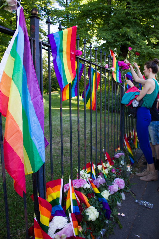 LGBTを支持する虹色の旗が花と共に　Photo: Asaki Abumi