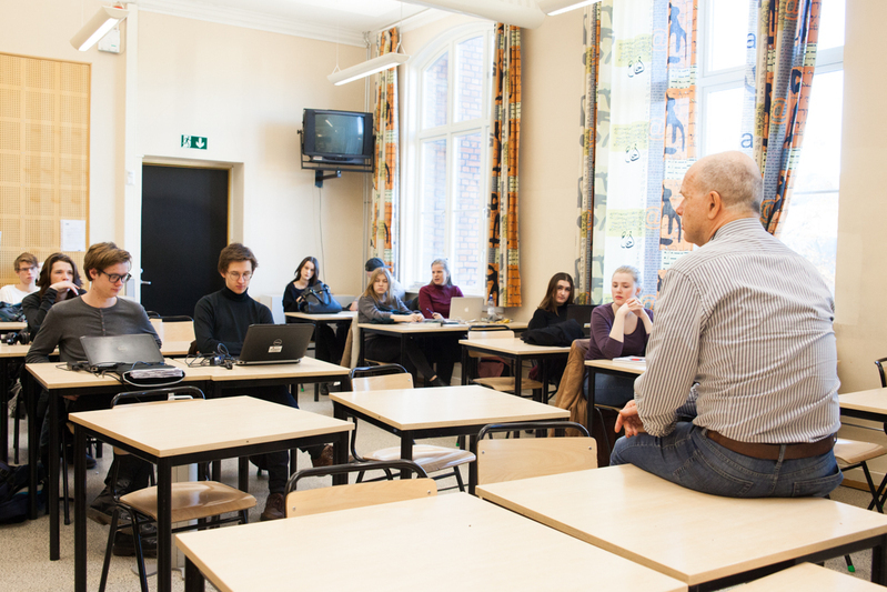 EU加盟・非加盟の討論をする高校生と教師 Photo:Asaki Abumi