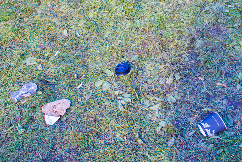 オイヤの芝生に捨てられた皿やコップ Photo: Asaki Abumi