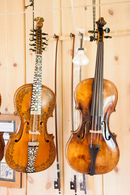 右がヴァイオリン、左がハーディングフェーレ　Photo: Asaki Abumi