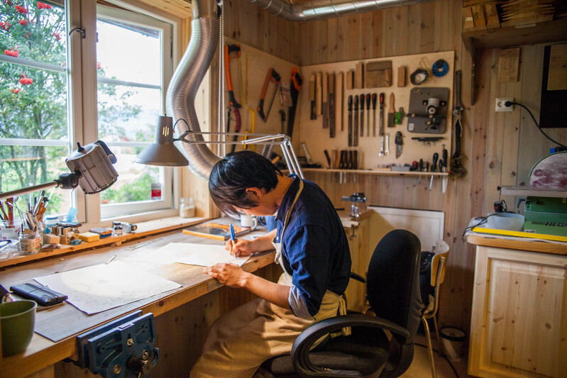 2作品目の装飾デザインの下書き中 Photo: Asaki Abumi
