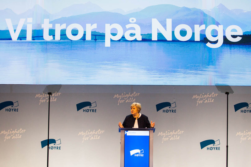 首相の後ろには「私たちはノルウェーを信じる」の文字