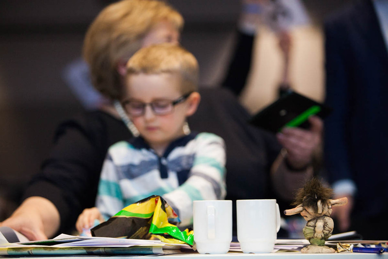 首相のテーブルの上には、チョコ、コーヒーカップ、妖怪トロールの置物が置かれている