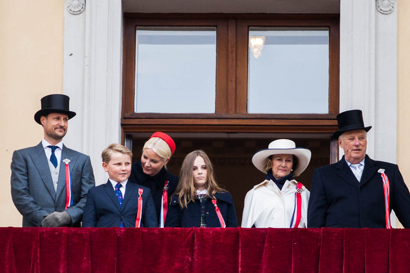 「ノルウェー王室ってやっぱりいいね」と国民に再確認させた？王子（左から2人目）