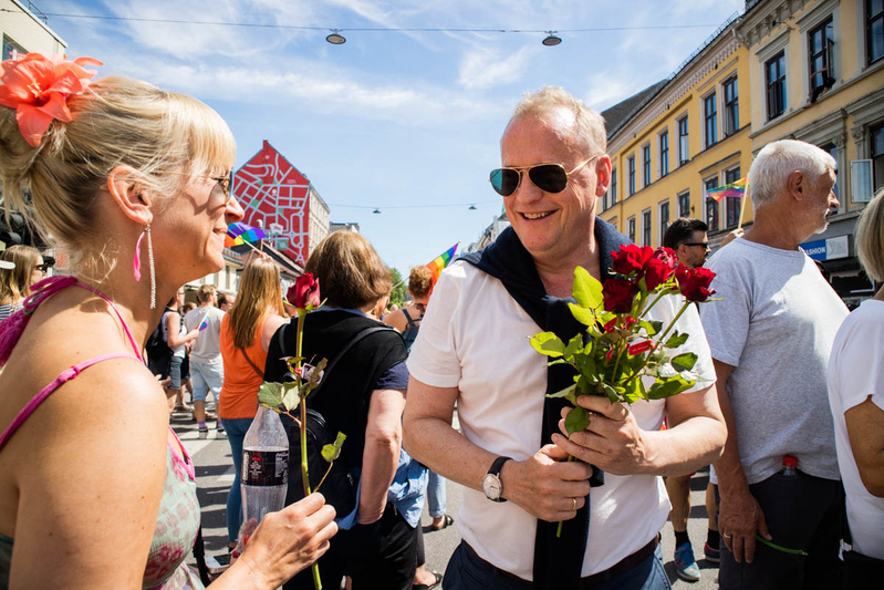 オスロの「都知事」に位置するヨハンセン議長（労働党）はバラを通行人にプレゼント