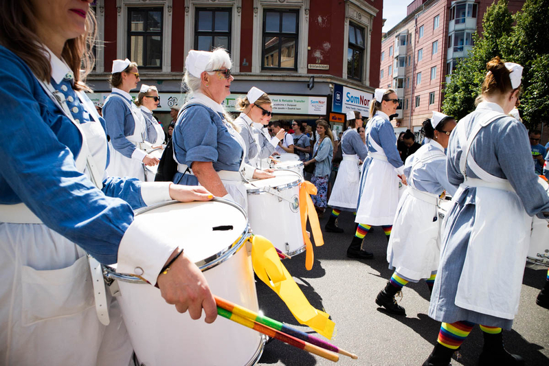 看護婦も参加し、楽器の音色でパレードを盛り上げた