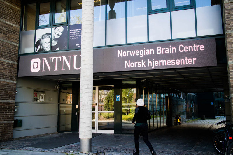 モーザー両氏の顔写真が掲げられた、ノルウェー脳センター