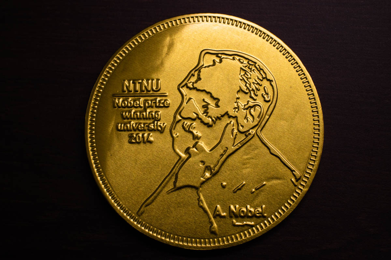 NTNU大学では両氏の受賞を称える限定デザインのノーベル賞メダルチョコを販売中