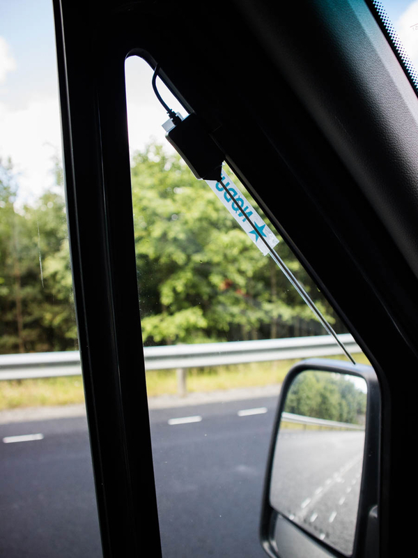 運転手席側、窓の内側に付けられたアンテナ2本目Photo:Asaki Abumi