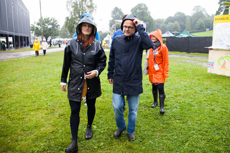 ヘルゲセン気候・環境大臣（右）も雨具で登場 Photo:Asaki Abumi