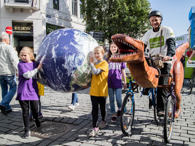 恐竜の自転車で参加する緑の環境党 Photo:Asaki Abumi