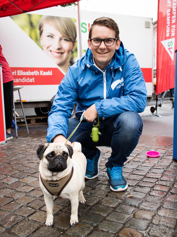 選挙中は散歩代わりに愛犬を同行させる党員が多い。保守党の党員と Photo:Asaki Abumi