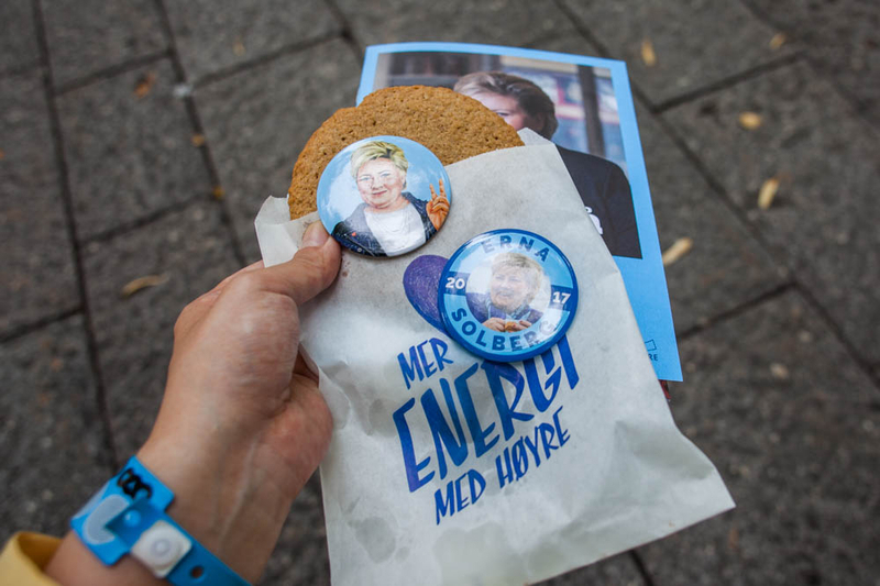 「保守党と一緒にもっとエネルギーを！」と書かれた袋の中にはおいしいクッキー、首相のバッジ Photo:Asaki Abumi