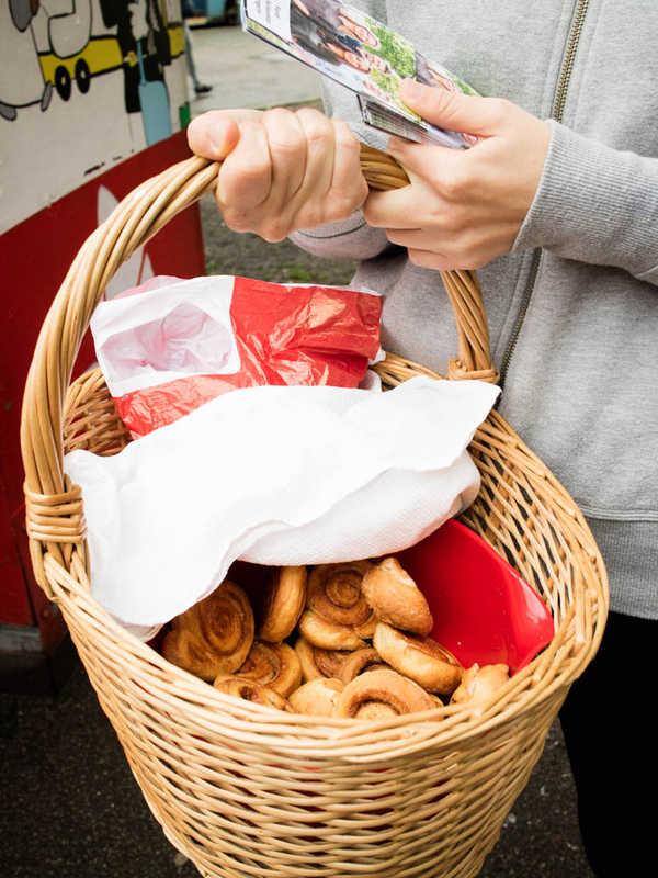 シナモンたっぷりのパンを配る赤党 Photo:Asaki Abumi