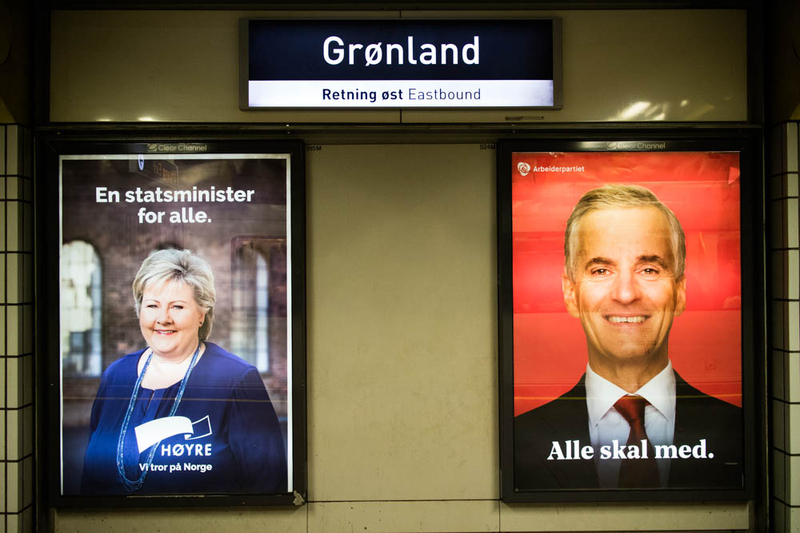 保守党（左、首相）と労働党（右）の各党首の選挙ポスター、地下鉄駅で Photo:Asaki Abumi