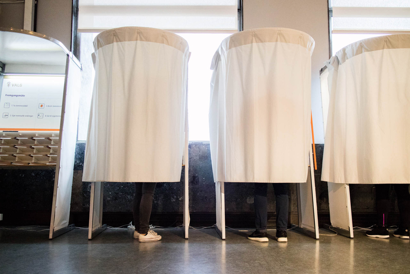 9月10日にオスロ市庁舎で投票する人々 Photo:Asaki Abumi