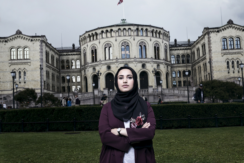 ノルウェー政治の象徴である国会前に立つファーテン Photo:NRK