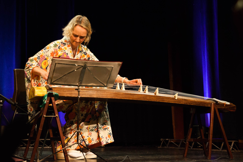 珍しい4「琴を弾くノルウェー人」 Photo: Asaki Abumi
