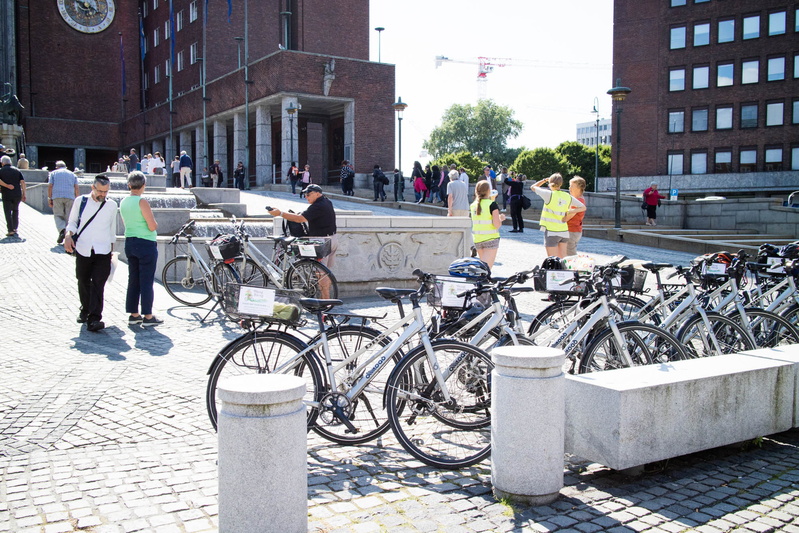自転車で街を回るサービスを利用する観光客、今年の夏の光景　Photo: Asaki Abumi