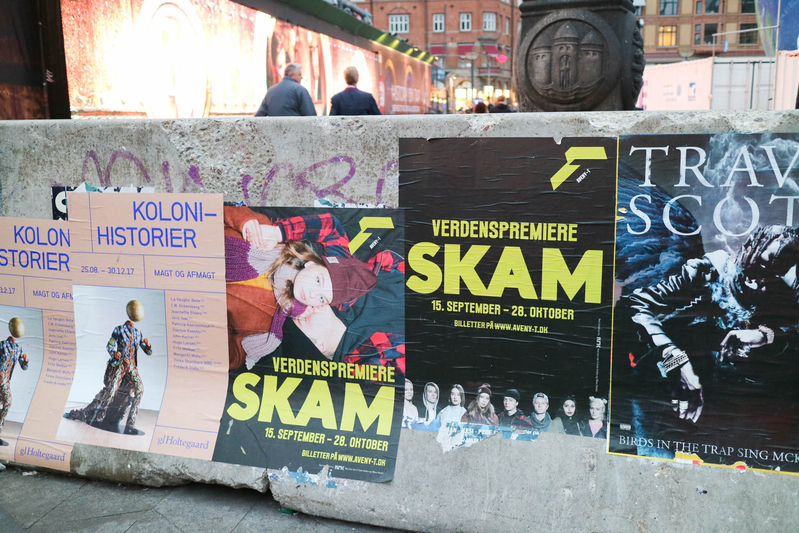 劇場化されたスカムのポスター。デンマークの首都コペンハーゲンにて　Photo: Asaki Abumi