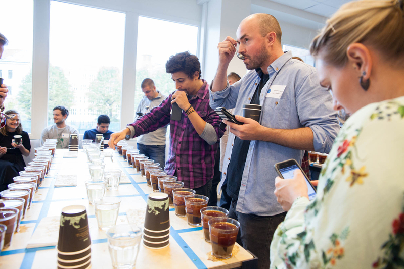 豆の香りや味を審査しながら、得点はスマホで専用アプリに記録。コーヒーの評価は紙に記載が当たり前だったが、デジタル化されてきた　Photo:Asaki Abumi