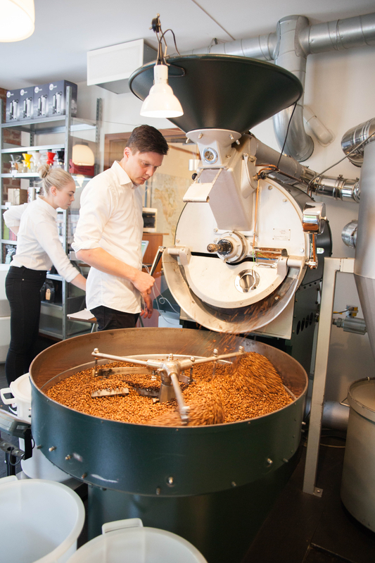 自身のカフェにある唯一の焙煎機で豆を焙煎するウェンデルボーさん　Photo: Asaki Abumi