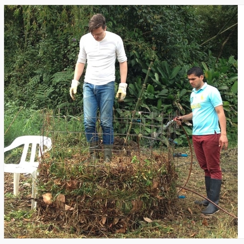 失敗を繰り返し、農園で堆肥作りに励むウェンデルボーさん　Instagram: @eliasroaparra, Tim Wendelboe